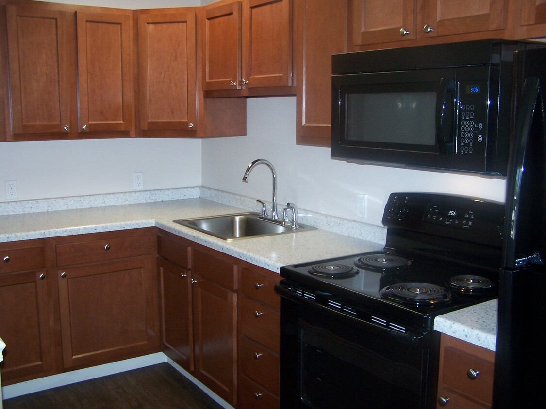 kitchen - 208 E Vincent Ct