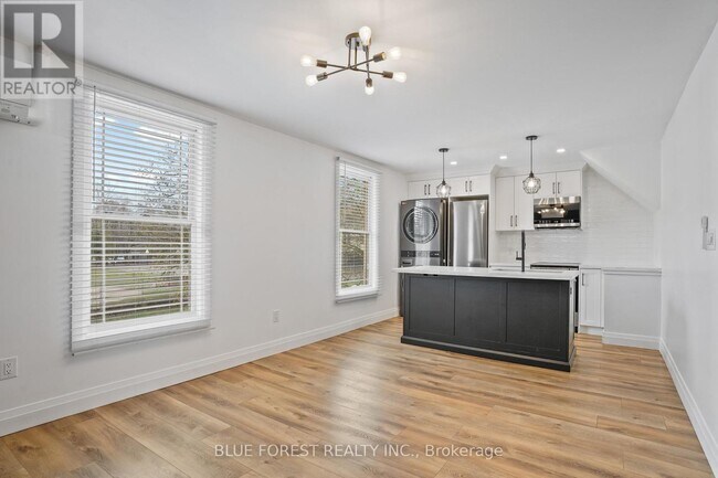 Building Photo - 77 Cartwright St