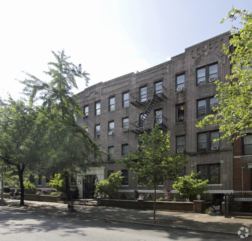 Primary Photo - 394 Montgomery St