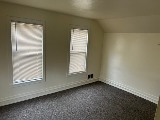 Building Photo - 503 Allyn St