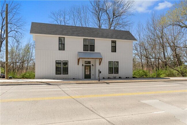 Building Photo - 2 OR 3 bedroom 1.5 bath home close to U of A