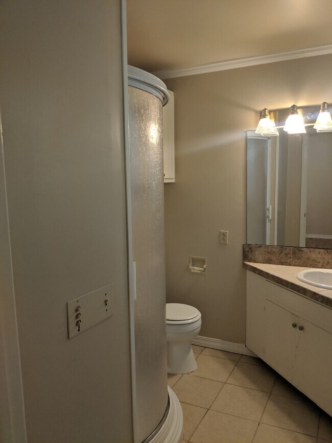 Building Photo - Spacious four Bedroom Home Available NOW