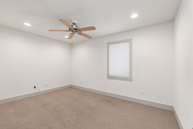 Foto del edificio - FALL 2026 PRE-LEASE! Amazing Location for ...