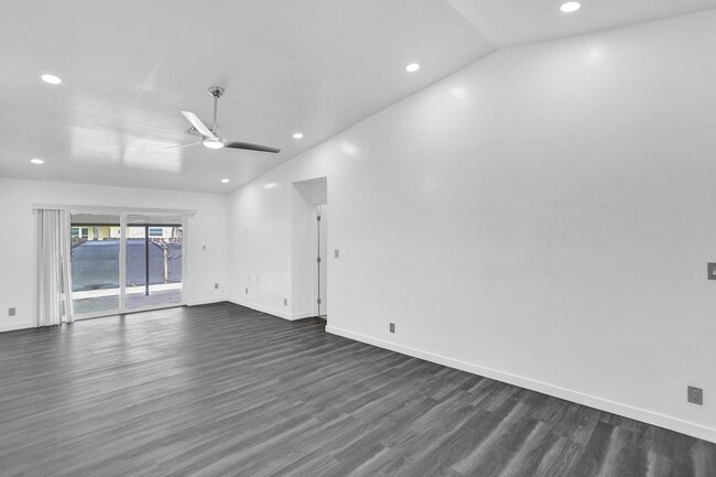 Foto del edificio - Fully renovated and updated Townhome in th...