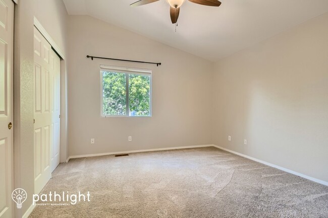 Foto del edificio - 11817 Columbine St