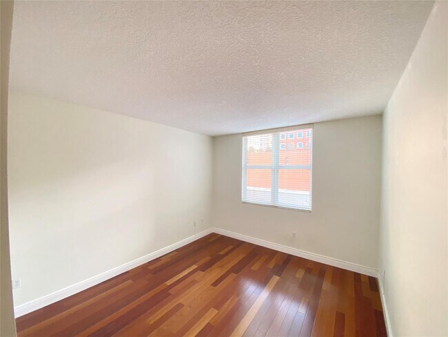 Foto del edificio - 2030 S Douglas Rd