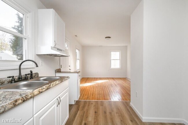 Building Photo - 3 br, 2 bath House - 10 S Burch St