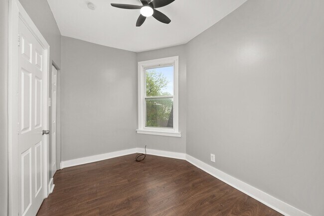 Foto del edificio - 6813 S St Lawrence Ave