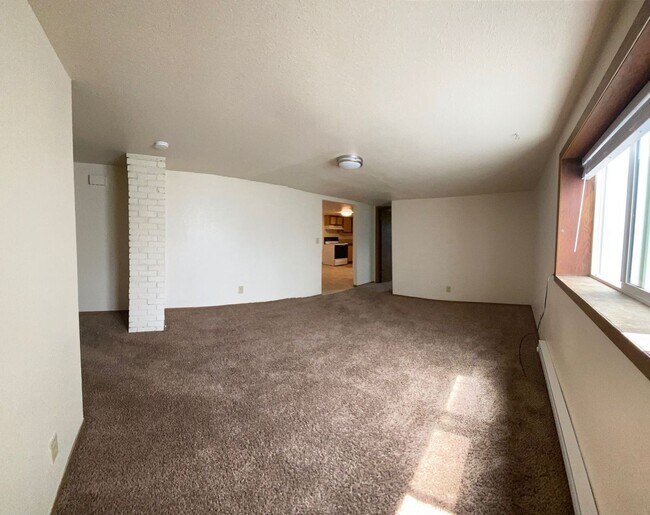 Building Photo - Triplex Close To Park