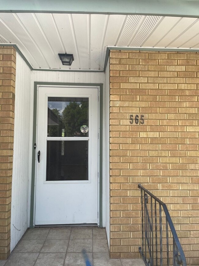 Building Photo - 565 S 19th Ave