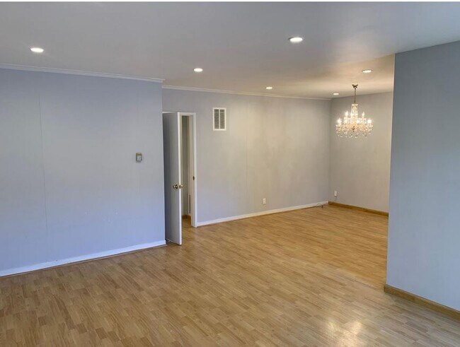 Building Photo - 337 S Rexford Dr