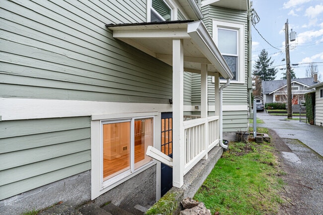 Building Photo - 5523 Woodlawn Ave N