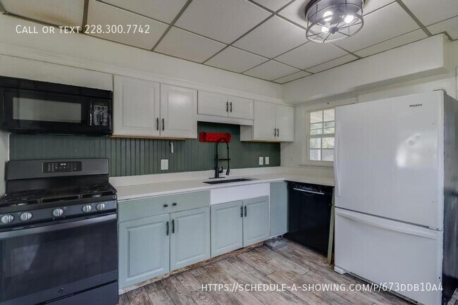 Building Photo - 1737 Ridgeway Dr