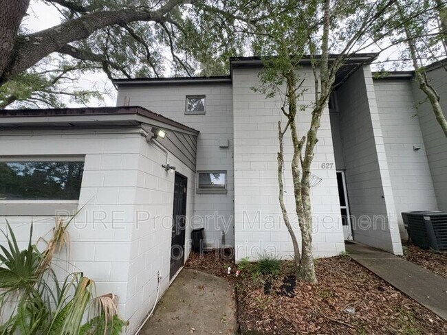 Building Photo - 627 NE 28th Ave