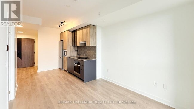 Photo du bâtiment - 1037 The Queensway