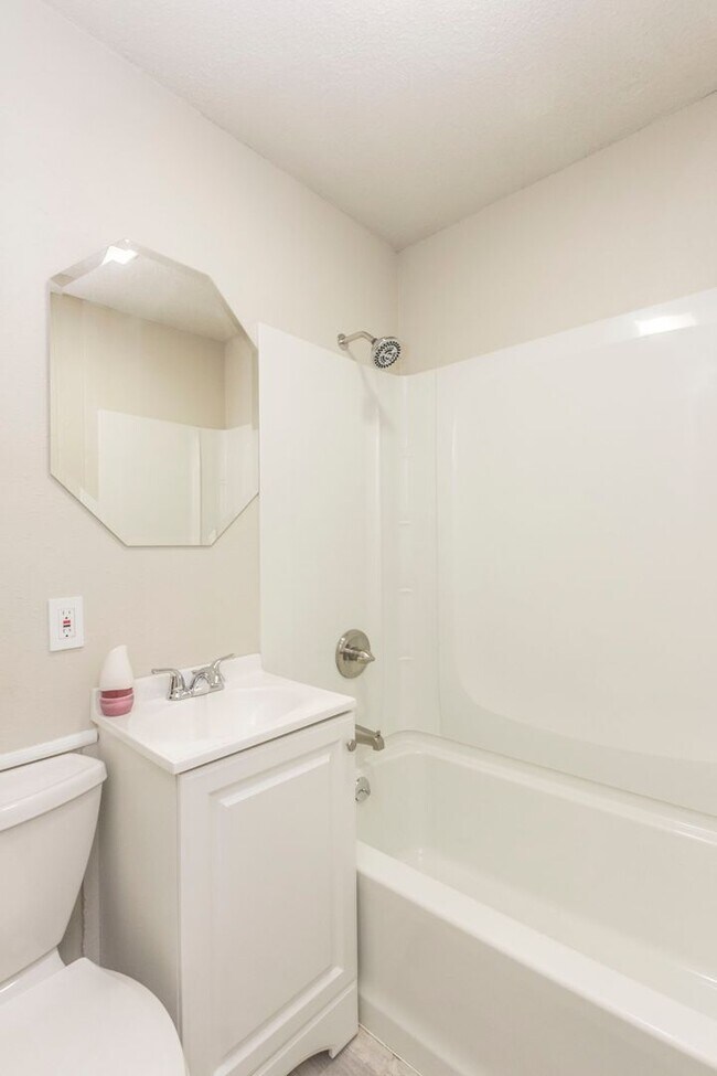 Foto del edificio - 2-Bedroom, 1-Bathroom Home for Rent
