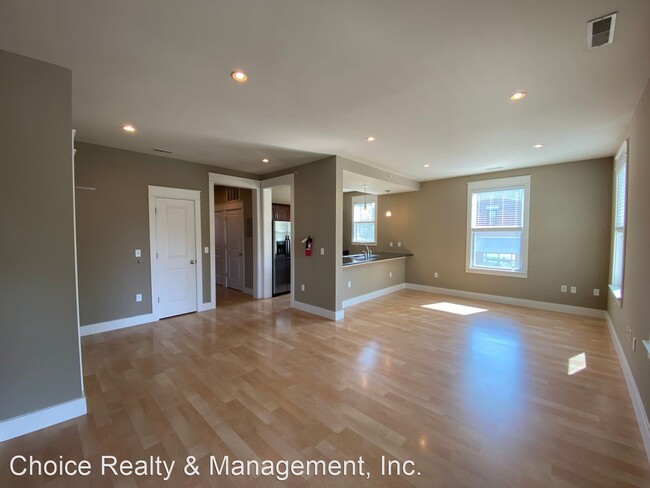 Building Photo - 2 br, 2 bath Apartment - 421 E. Hillside D...