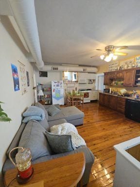 Building Photo - Amazing 2- bedroom 3rd floor apartment in the Southside must see!