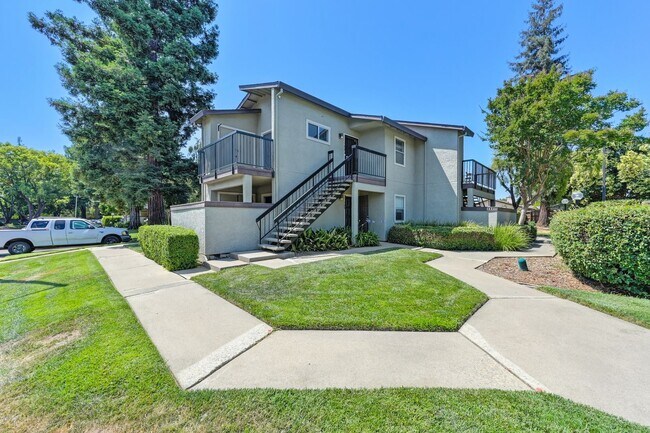 Building Photo - Prime location near downtown, airport, dining 1 bed 1 bath