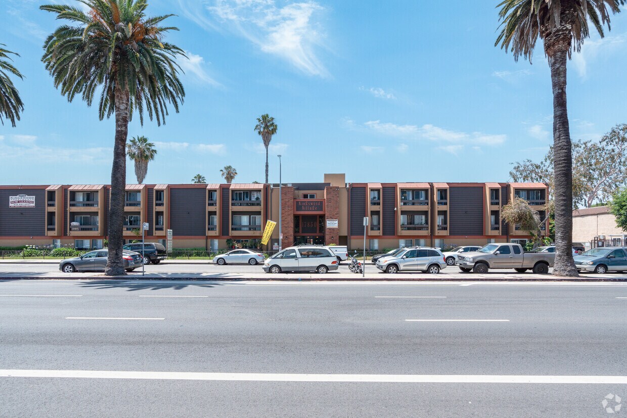 Kingswood Village Apartments in Reseda, CA Westside Rentals