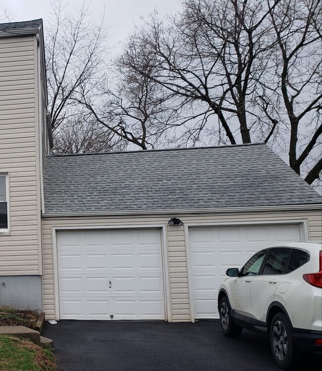 Building Photo - 512 E Frech Ave