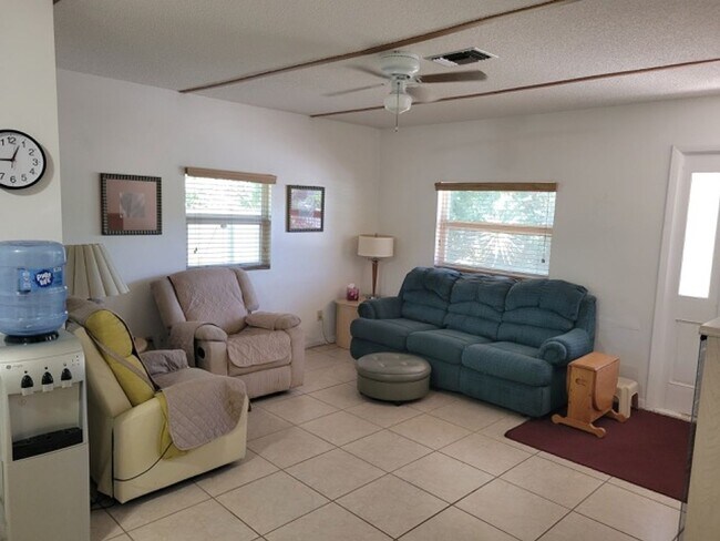 Foto del edificio - Quaint yet spacious 2/1 duplex avaliable f...