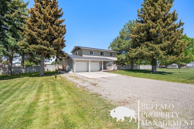 Foto del edificio - Charming Country Home on 2 Acres | 5 Bed | 3 Bath | Blackfoot, ID