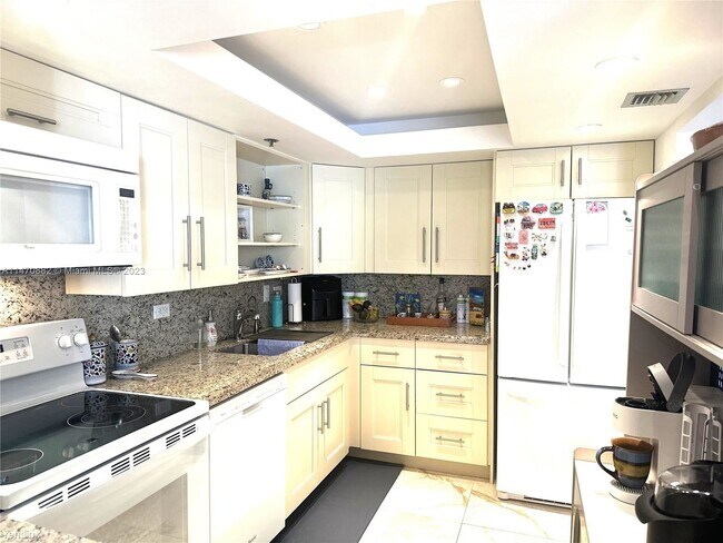 Building Photo - 3 br, 3 bath House - 20355 NE 34th Ct Apt 227