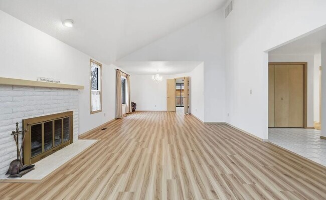 Foto del edificio - READY FOR MOVE IN NOW