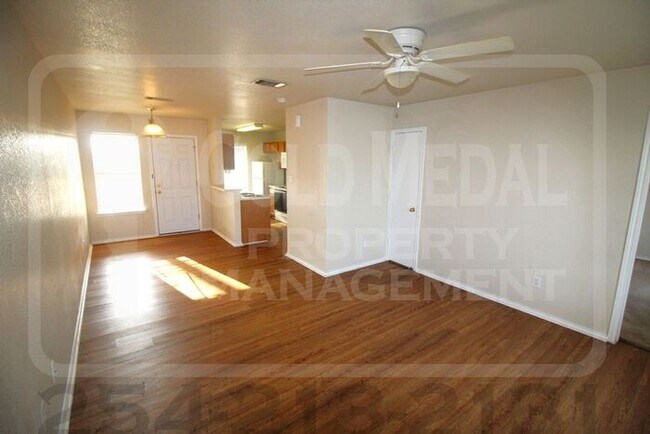 Foto del edificio - 1708 Spring Rose Cir