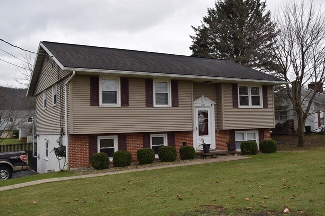 Foto del edificio - 670 Nittany Valley Dr