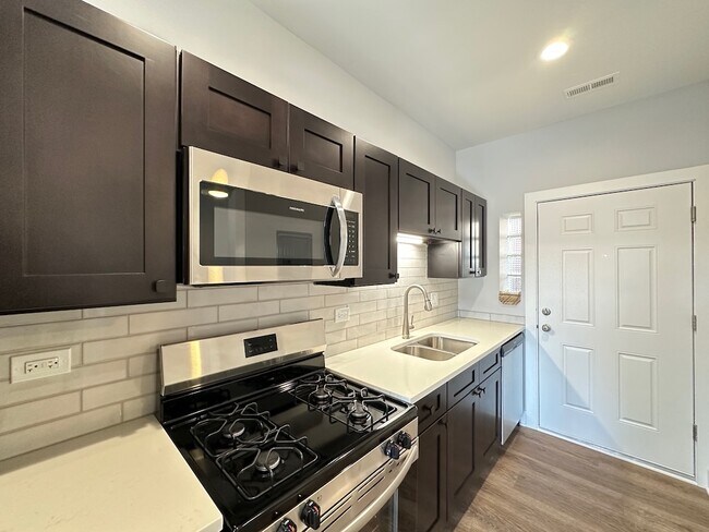 Foto del edificio - 3358 W Montrose Ave