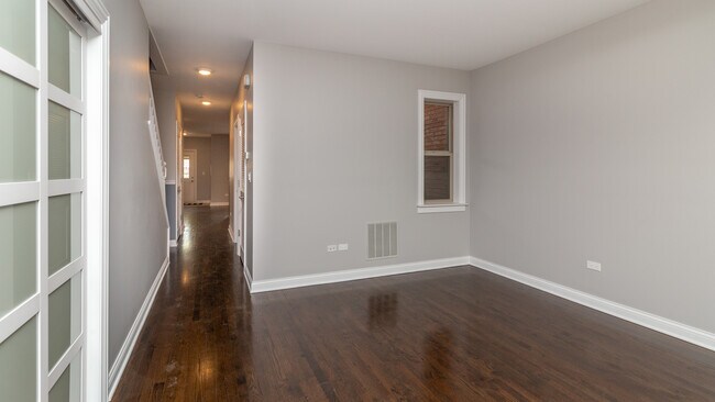 Foto del edificio - 909 S Oakley Blvd