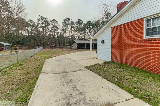 Building Photo - Oak Circle Subdivision