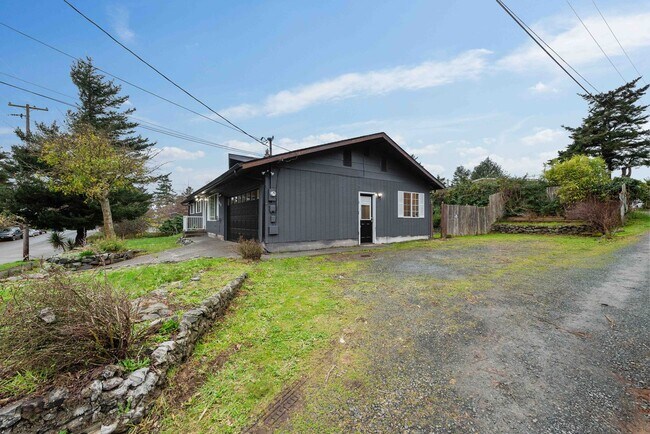 Foto del edificio - GORGEOUS 3 Bedroom (+BONUS ROOM!) 2 Bath Home with RV/Boat storage near beaches and shopping!