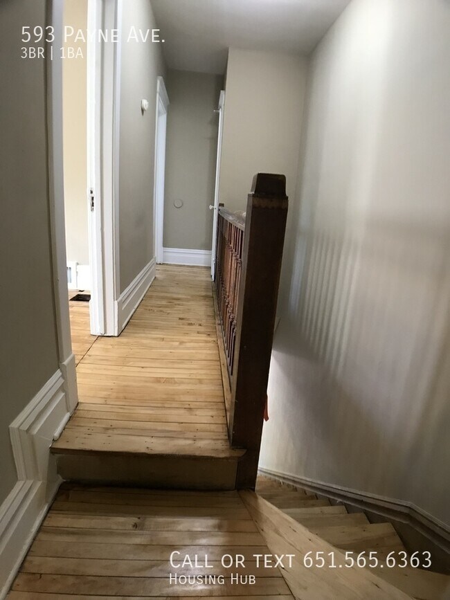 Building Photo - Amazing Side By Side Duplex!