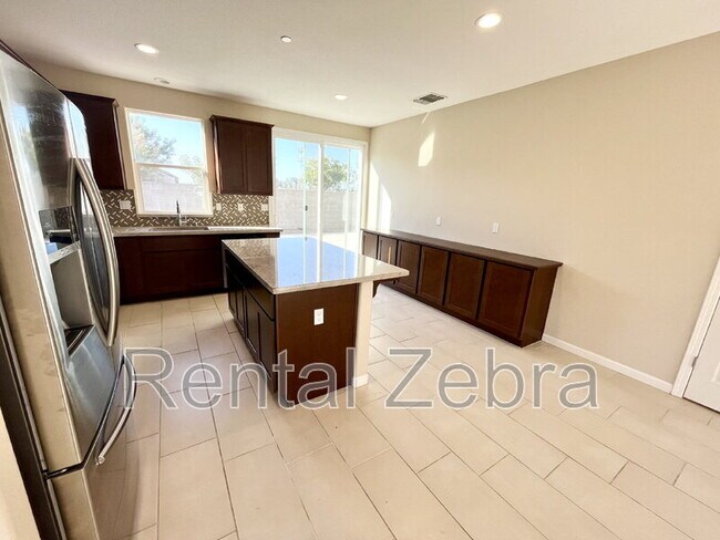 Foto del edificio - 482 Glendon Pl