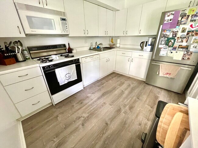 Kitchen - 369 Homeland Southway