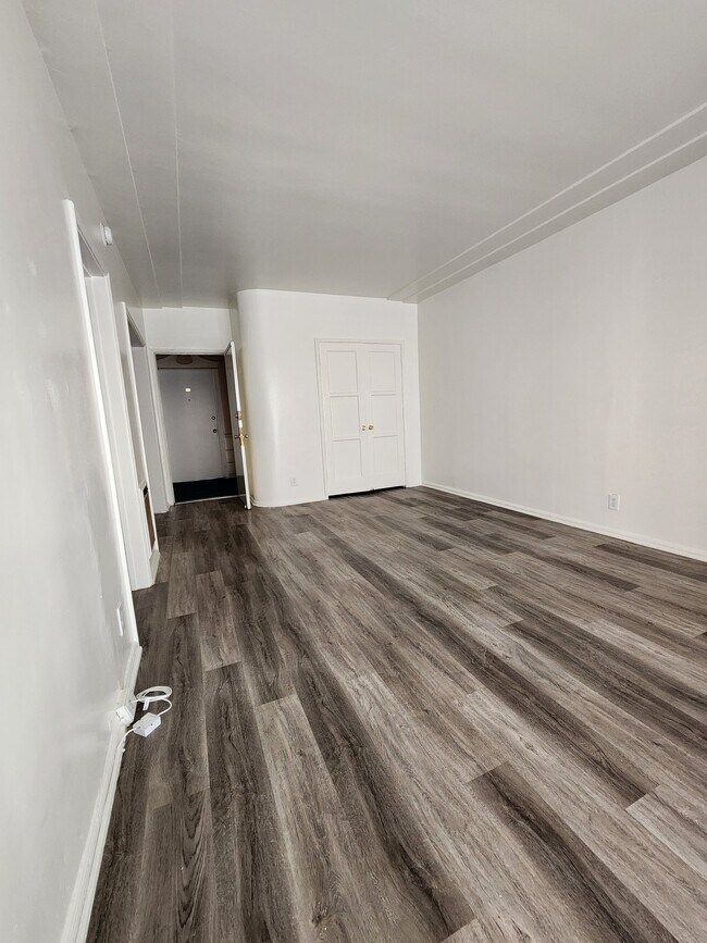 Foto del edificio - 1781 N Orchid Ave