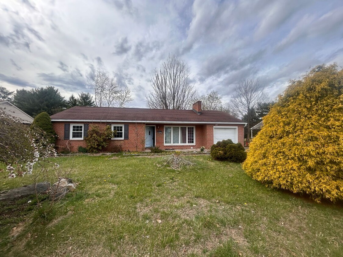Primary Photo - Spacious 5-Bedroom Retreat with Luxurious ...