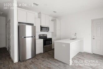 Building Photo - 1020 Palm Dr