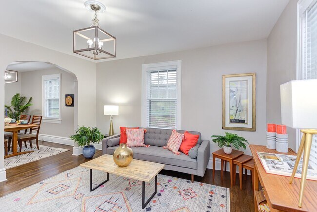 Foto del edificio - Available Now - Adorable and Spacious!  2 ...