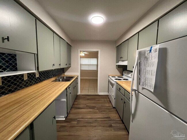 Foto del edificio - 45 W Carver Dr