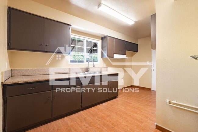 Foto del edificio - 2 Bed 1 Bath Unit for Rent in East Los Angeles Parking Available