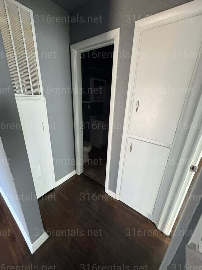 Building Photo - $899 - 2 bedroom / 1 bathroom - Single Family Home