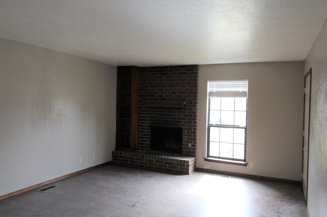 Foto del edificio - 223-225 Skylark Ct