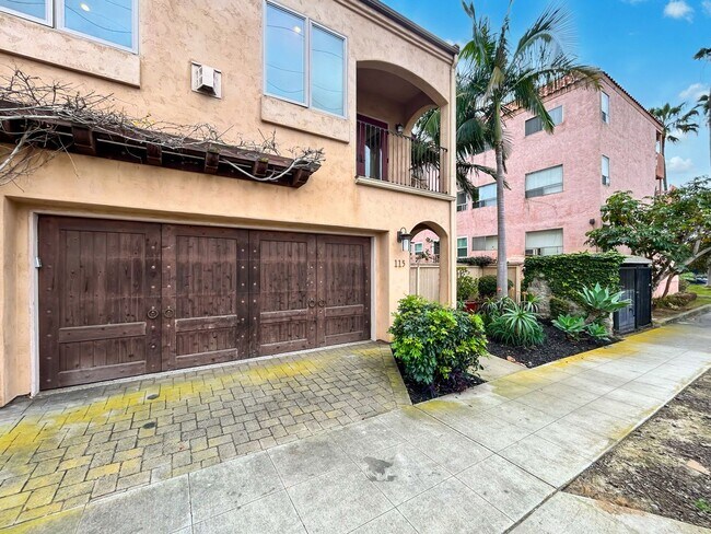 Building Photo - Beautiful 3BD/3.5BA W/ A/C and 2-Car Attached Garage in Hillcrest!