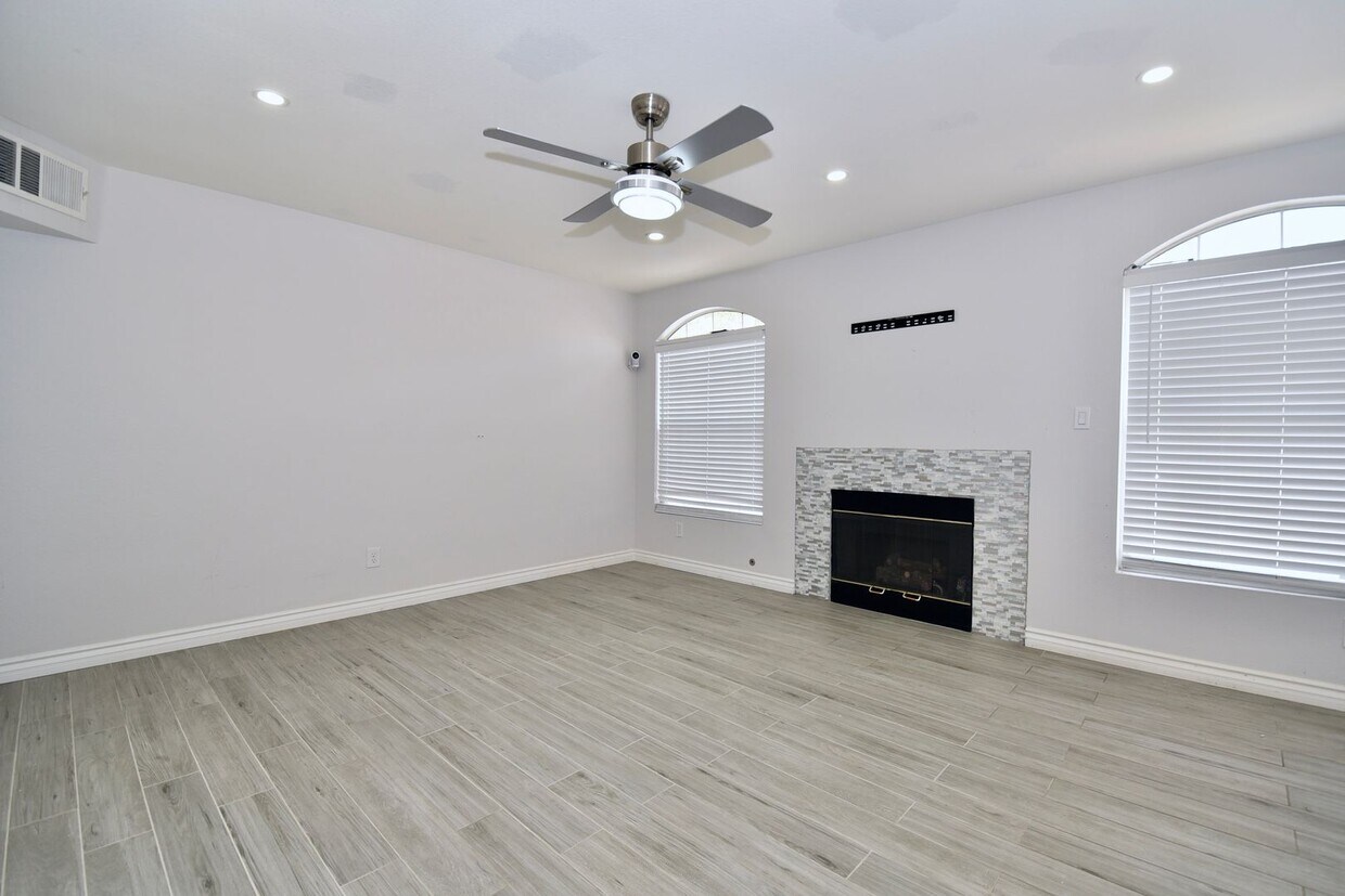 Modern 3 bed 2.5 bath Townhome at Mira Vi... - Modern 3 bed 2.5 bath Townhome at 	Mira Vi...