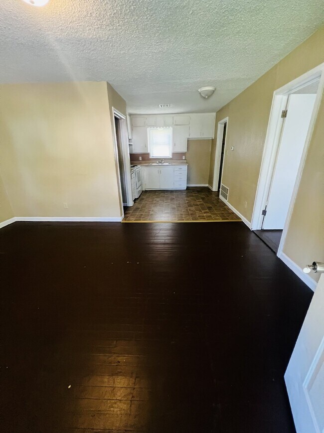 Building Photo - "Charming 3-Bed Home at 609 West Nagel Ave...