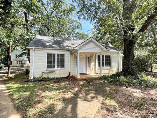 Foto del edificio - 3 Br House in Normaltown - Fall 2026 Prelease